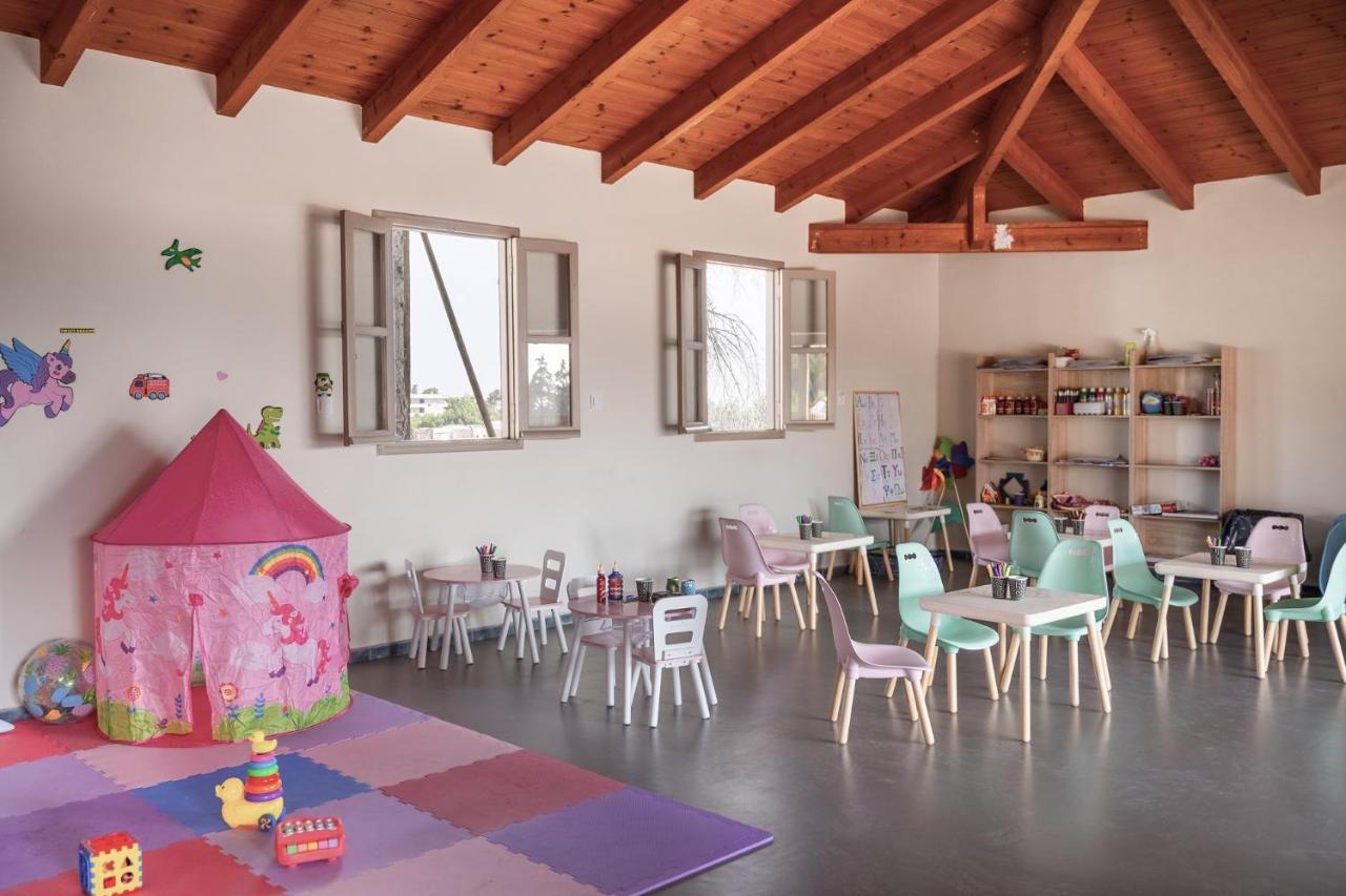 Helea Lifestyle Beach Resort Kallithea  Bagian luar foto A classroom at the school